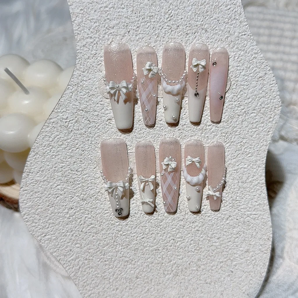 10 Stück süßer karierter Rock, Ballettkunst, glitzernd, weiß, handgefertigt, zum Aufdrücken der Nägel, 3D-Perlenschleife, französische künstliche Nägel, abnehmbar, wiederverwendbar