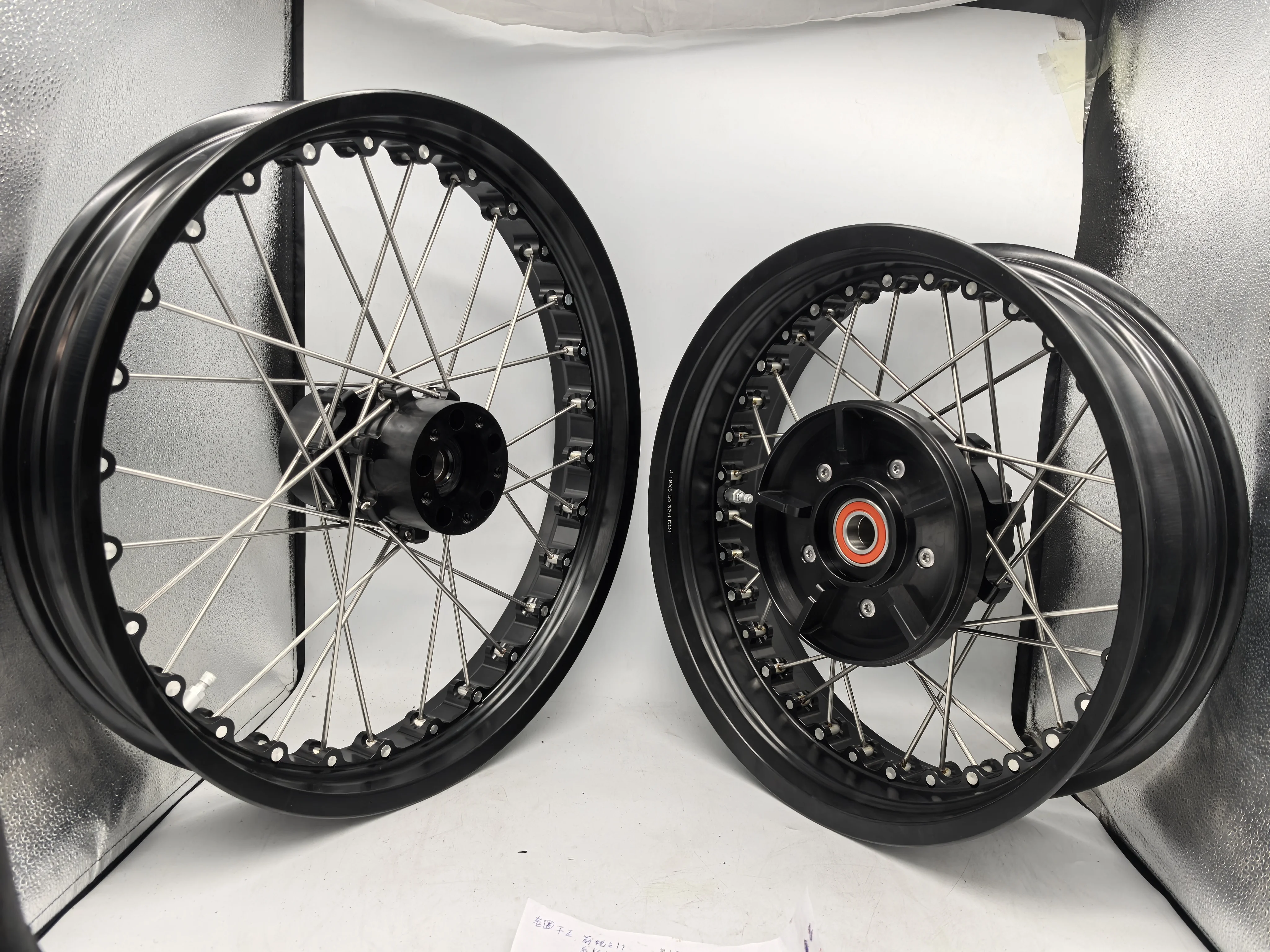 

Новый комплект бескамерных колес из алюминиевого сплава для BMW R18