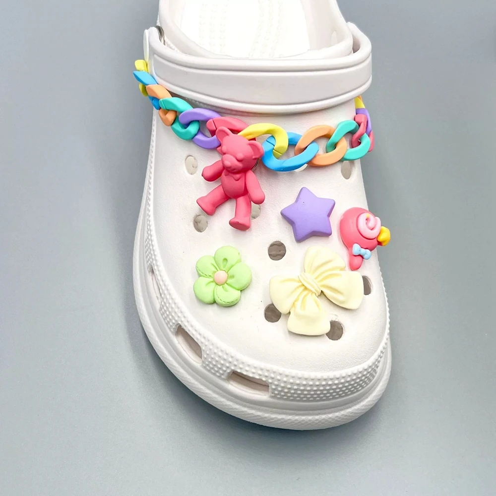 Un juego de cadenas de zapatos de Color acrílico, hebilla de zapato Crocs con Oso de flores, materiales acrílicos de bricolaje, accesorios de Color