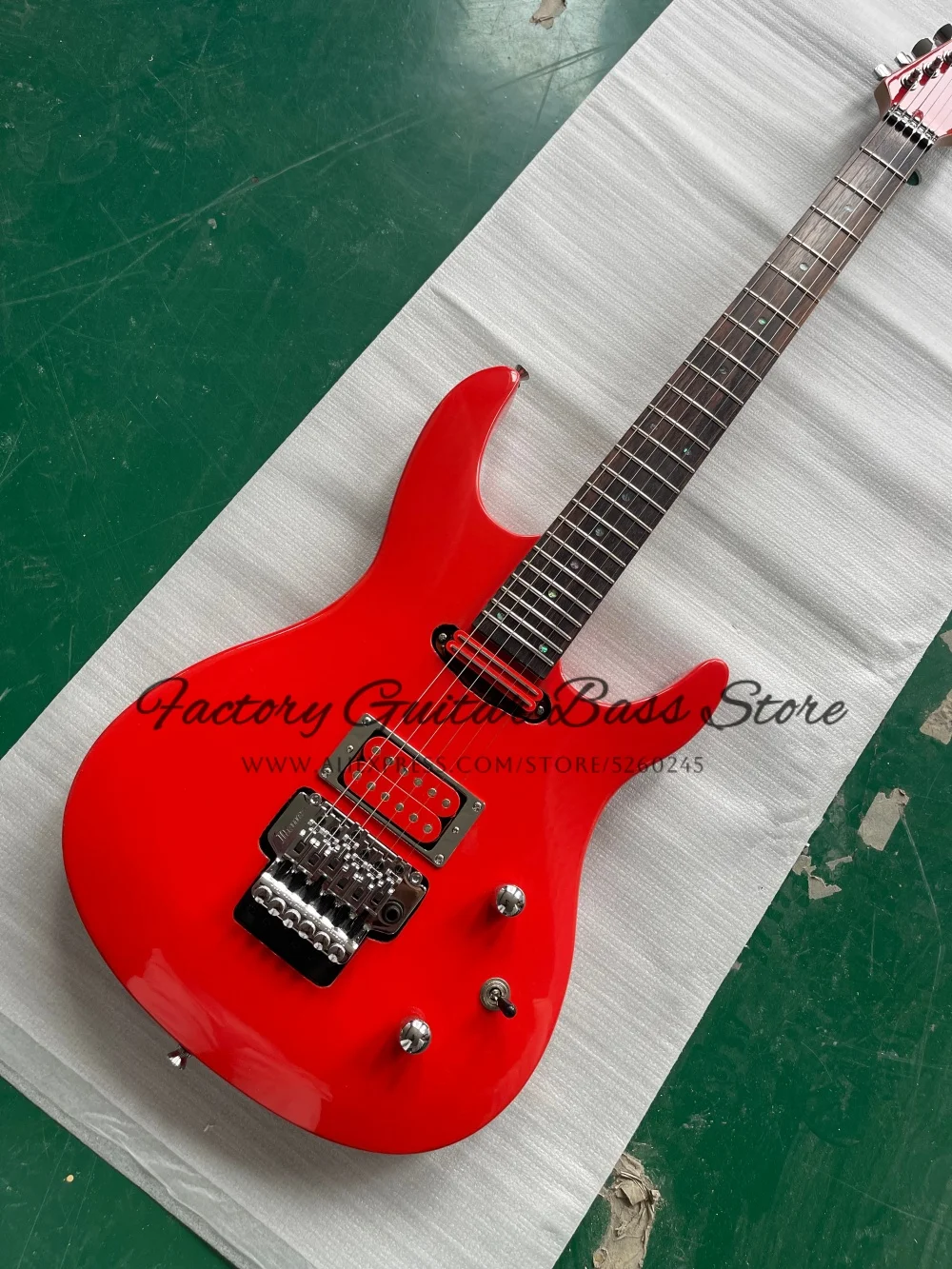 Custom orange red guitar, Tremolo bridge, small dual-track pickups, walnut and maple neck, rosewood fingerboard solid wood body