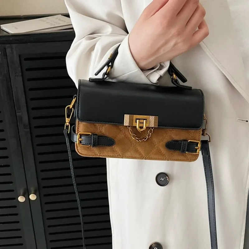 

Ladies Chic Shoulder Bag Fashionable Look For Fashion Shows And Style Events Stylish