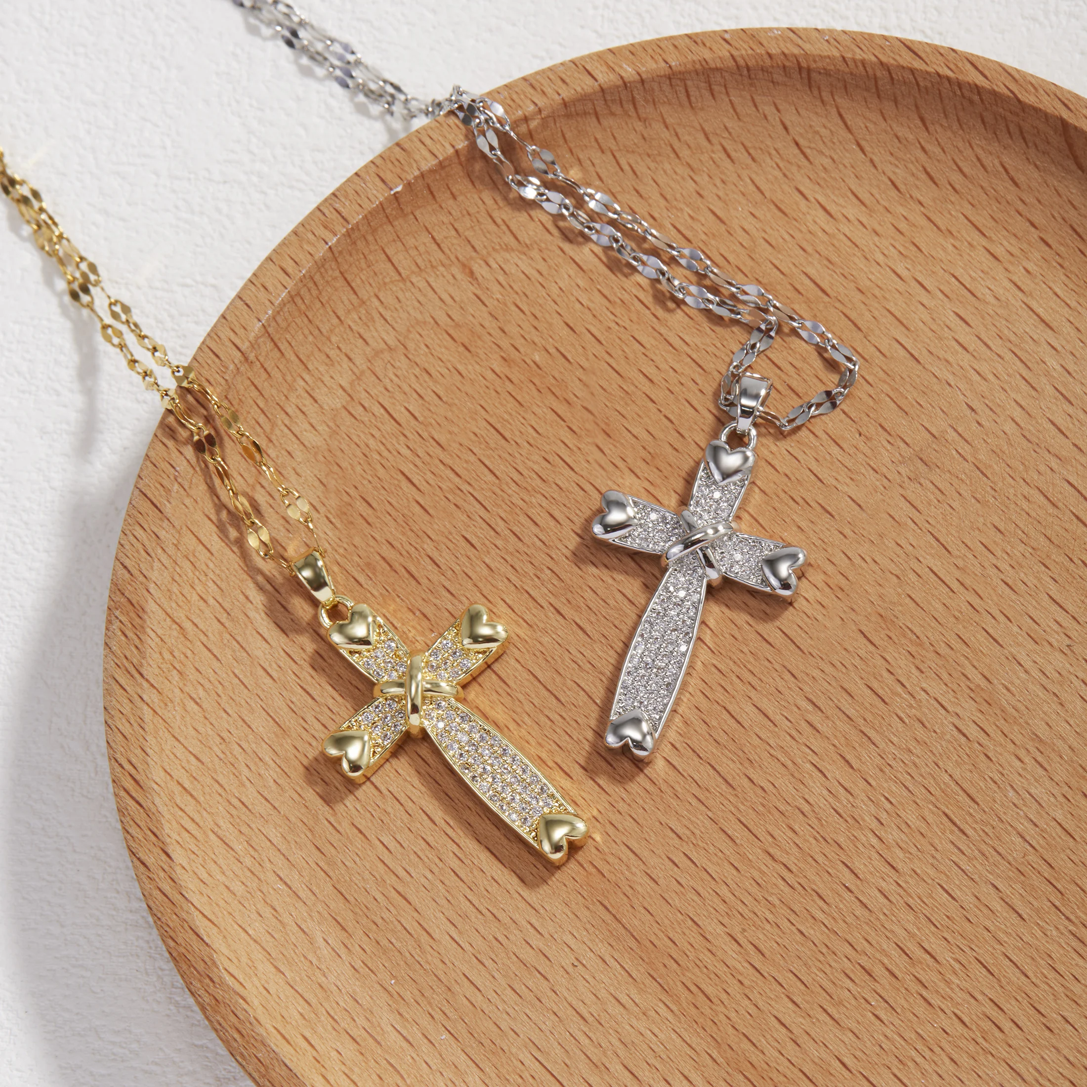 Damen-Halskette im wunderschönen Stil, exquisites Kreuz mit Zirkon-Edelstahl-Intarsien, modische Damenhalskette, geeignet für den täglichen Gebrauch
