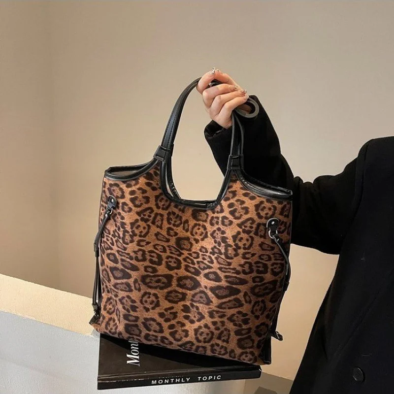 세련된 여성용 가죽 핸드백, 캐주얼하고 트렌디하며 세련된 데일리룩을 자랑합니다. ​