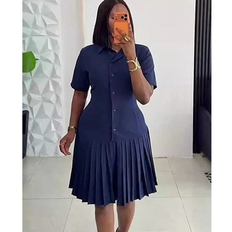 Neues Afrikanisches Modekleid für Damen in Blau mit Umlegekragen, Kurzen Ärmeln, Patchwork und Plissee - Bürotaugliches Midikleid