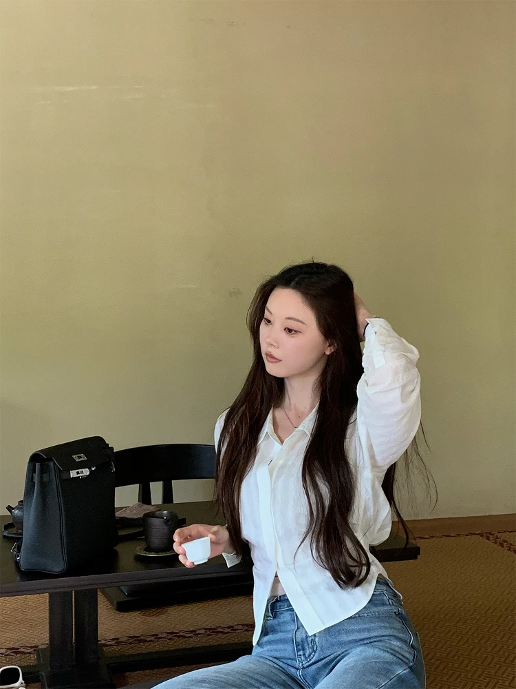 

Легкая повседневная рубашка Seeyouiceland из шелка в полоску с завязками на талии, белая, приталенная, с длинным рукавом, на пуговицах, средней длины