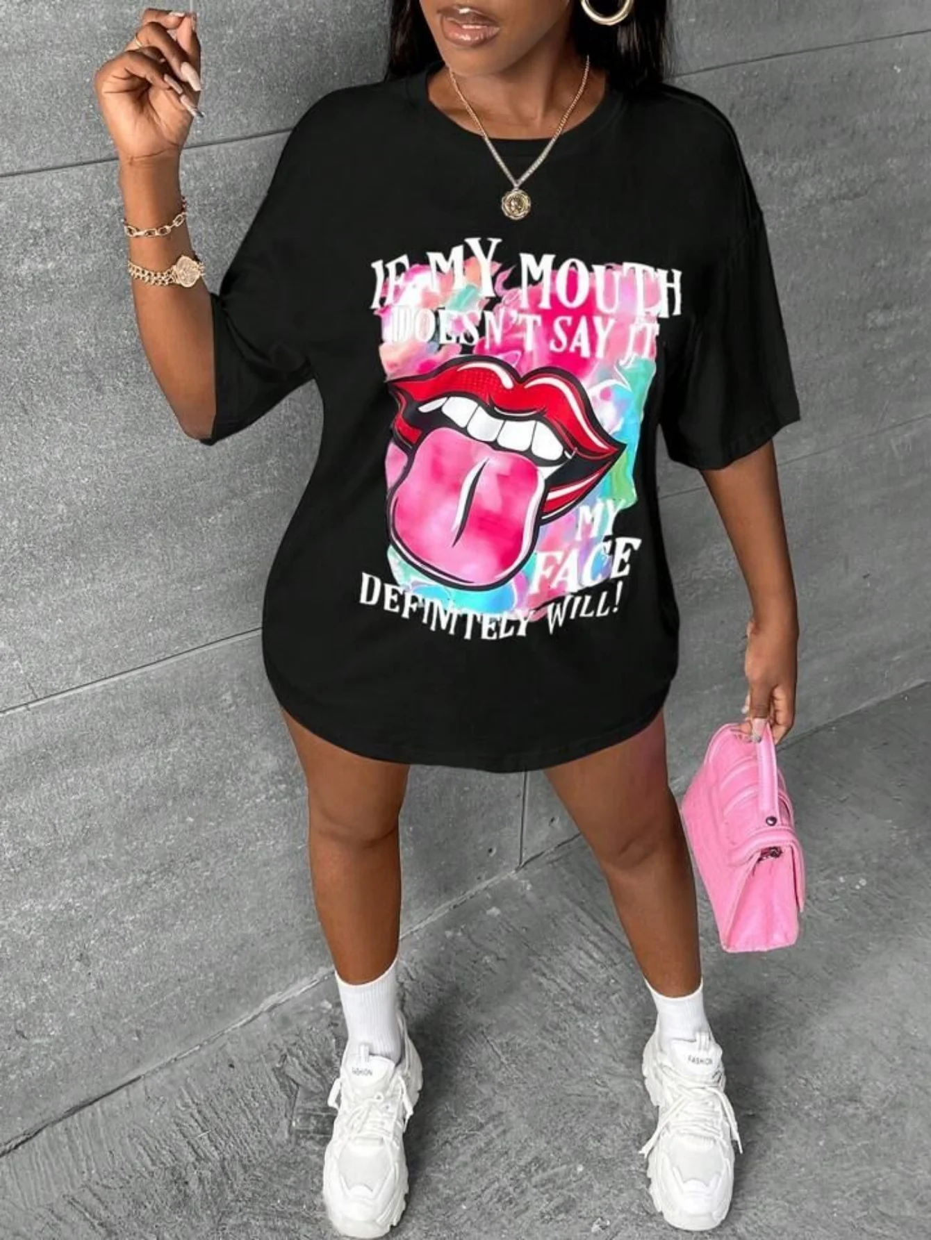 

Женская футболка с заниженными плечами и графическим принтом губ из мультфильма — короткая свободная посадка