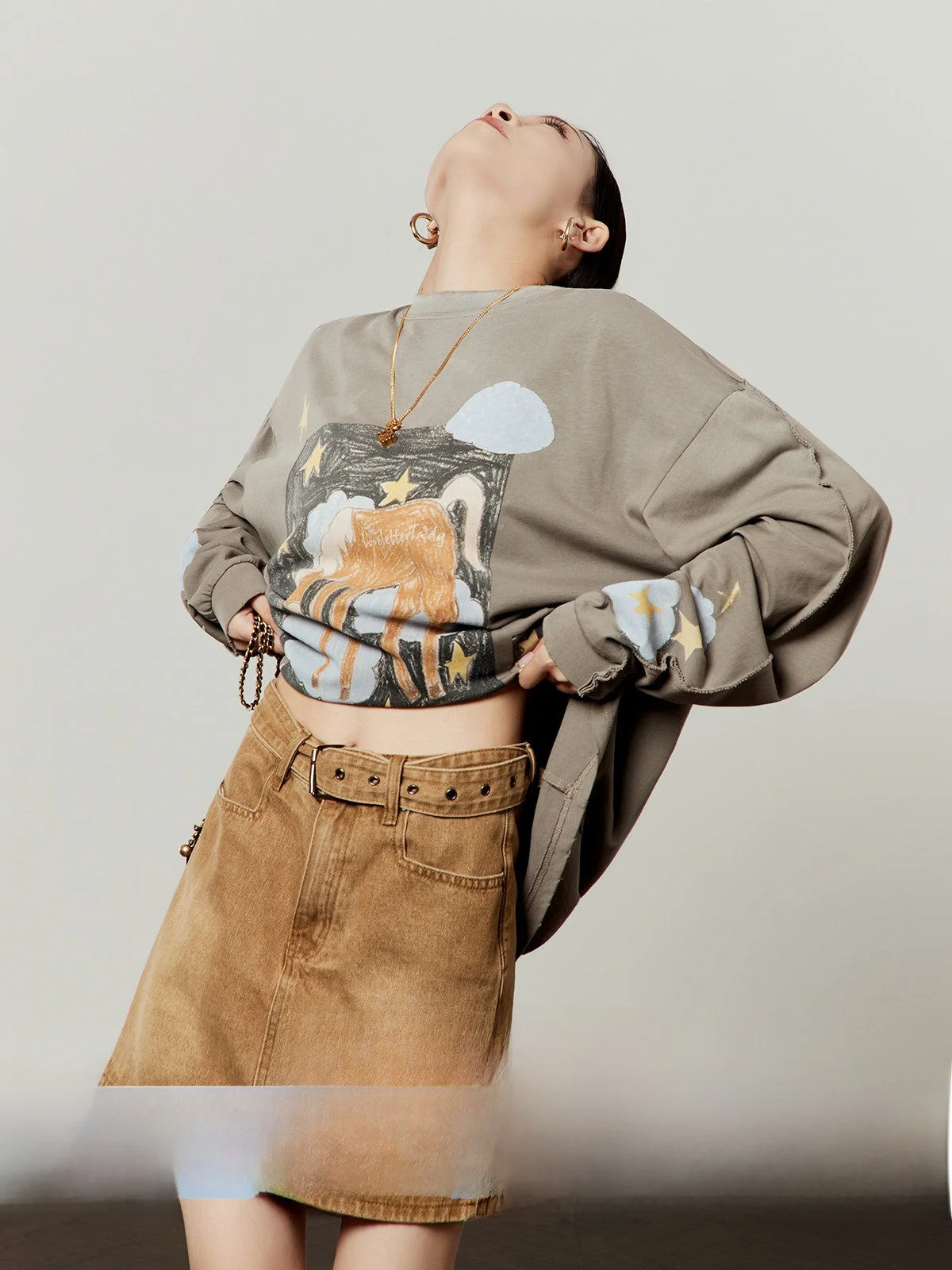 

Светлая женская футболка свободного кроя с принтом звезд и луны, дышащая, удобная, с длинными рукавами, укороченная, модная