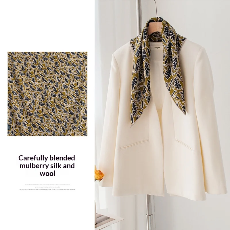 

Light luxury hand-rolled double-sided daisy print wool silk 70 square scarf Hangzhou silk gift small square scarf