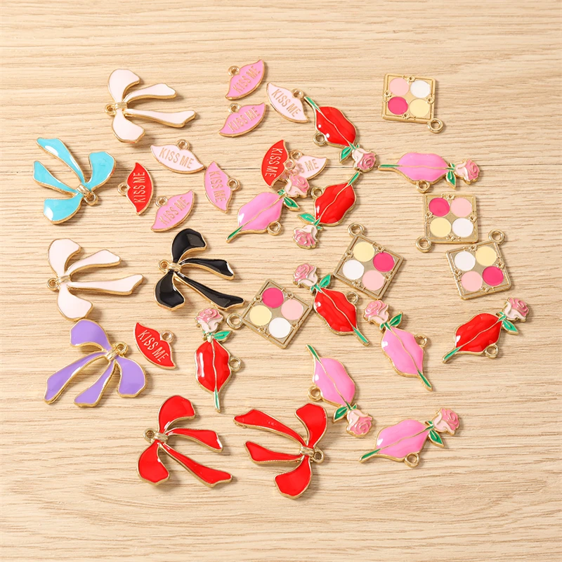 10 Stück niedliche, gemischte Emaille-Anhänger mit roten Lippen und Schleifenmotiven zum Basteln von Schmuck, Ohrringen, Halsketten, Armbändern und für DIY-Bastelarbeiten. – Detail 2