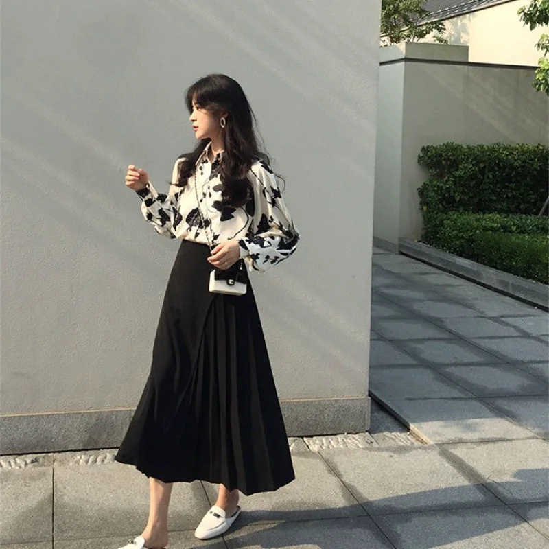 تصميم قميص نسائي عصري كبير الحجم بأكمام طويلة مزين بالزهور