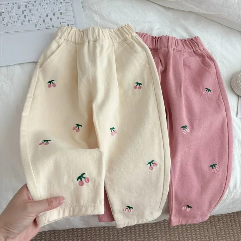 Neue Frühling-Herbst-Kinderhose mit Kirschstickerei, lockere Freizeithose für Mädchen, Stretch-Langhose für Schülerinnen, weiche Baby- und Kinderhose mit weitem Bein – Detail 9