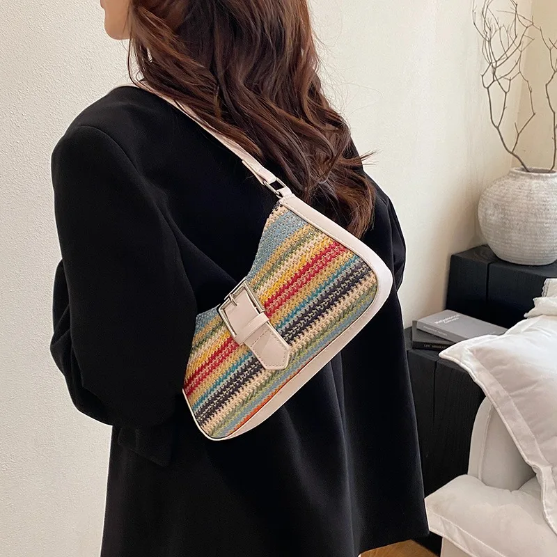 Mode Regenboog Gras Geweven Schoudertas Dames Banket Tas 2025, Lente Nieuwe Lichte Luxe Schoudertas met Okseltas