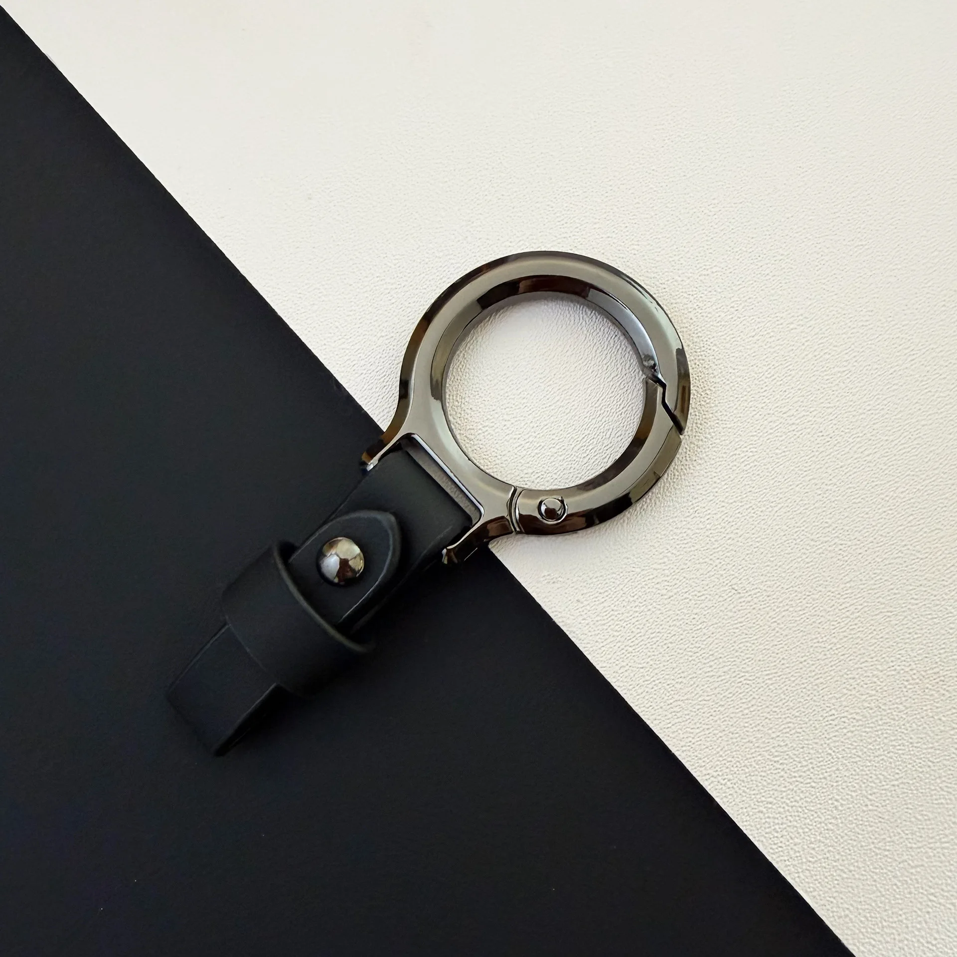 Herren-Schlüsselanhänger aus Zinklegierung und Leder, Anti-Verlust-Karabiner, langlebiger Schlüsselhalter, Organizer für den Gürtel, Geschenk – Detail 7