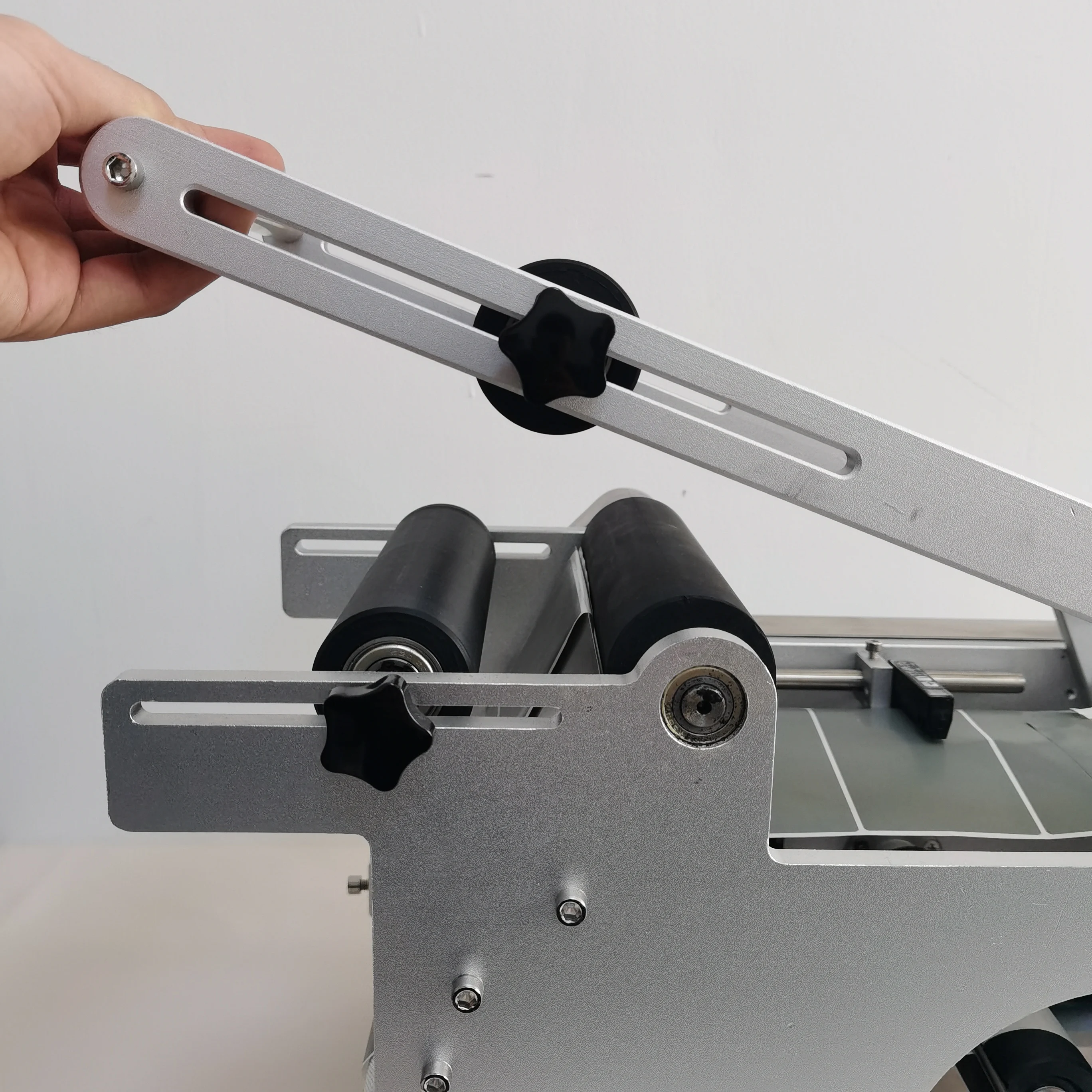 

Semi Automatic Round Bottle Labeling Machine Sells Condiment Honey Bottle Round Bottle Labeling Machine