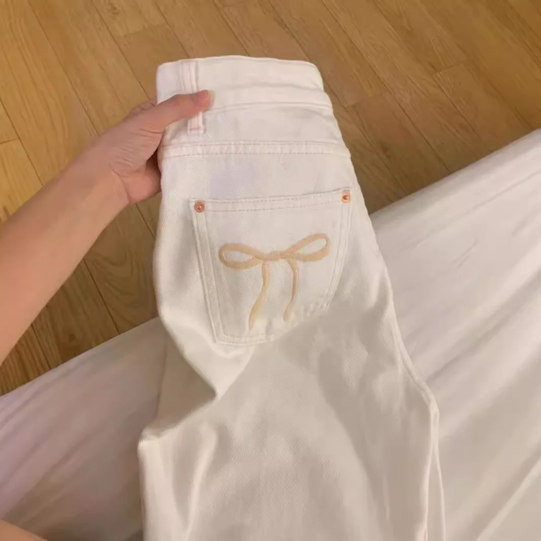 

Женские белые джинсы прямого кроя с вышивкой-бантом, новая летняя модель, с высокой талией, свободные, стройнящие, широкие штанины