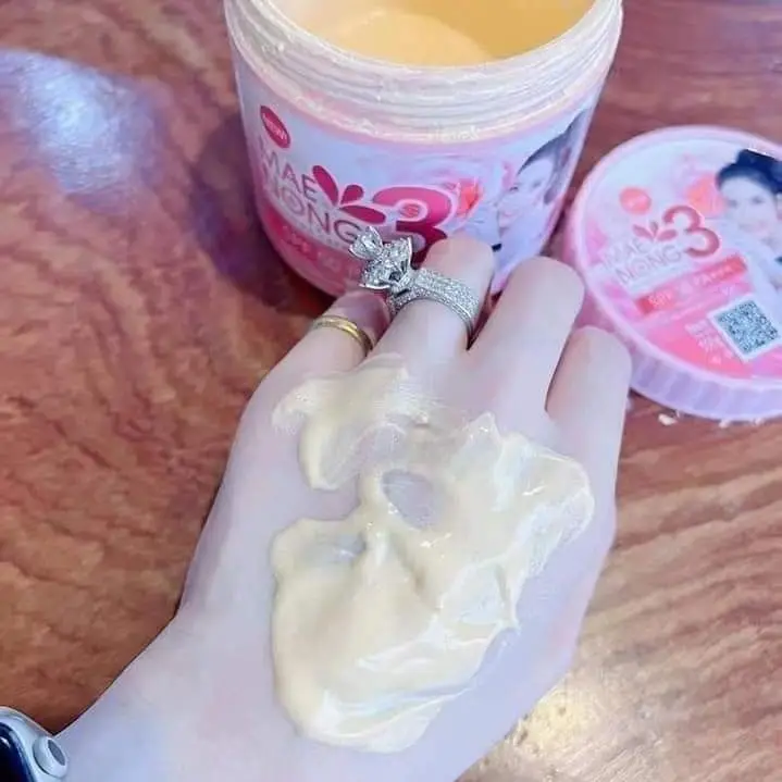 

Тайский лосьон для тела MAE NONG с длительным ароматом, глубоким увлажнением и эффектом осветления кожи, придающий коже гладкость.