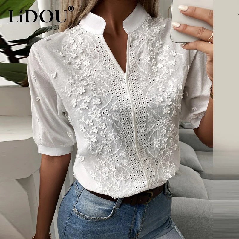 Camicetta di pizzo scava Chic bianca gancio fiore ricamo decorazione scollo a V camicia solida Casual mezza manica in cotone Top donna