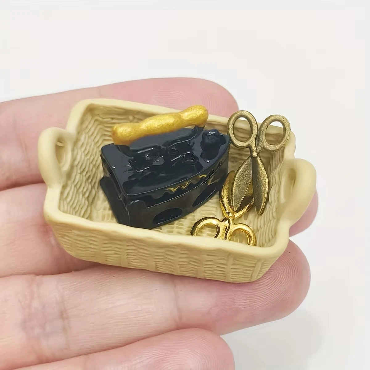 1:12 Puppenhaus Miniatur-Nähzubehör-Set, geflochtener Korb aus Kunstharz, Vintage-Metall-Mini-Eisenschere, Miniaturmöbelmodell – Detail 4