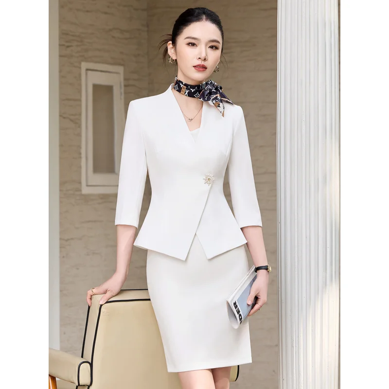 

Элегантный деловой костюм с V-образным вырезом для женщин, идеально подходящий для весны/лета, придает образу изысканность. Подходит для сотрудников ресепшн, продавцов-консультантов в ювелирных магазинах и других должностей.