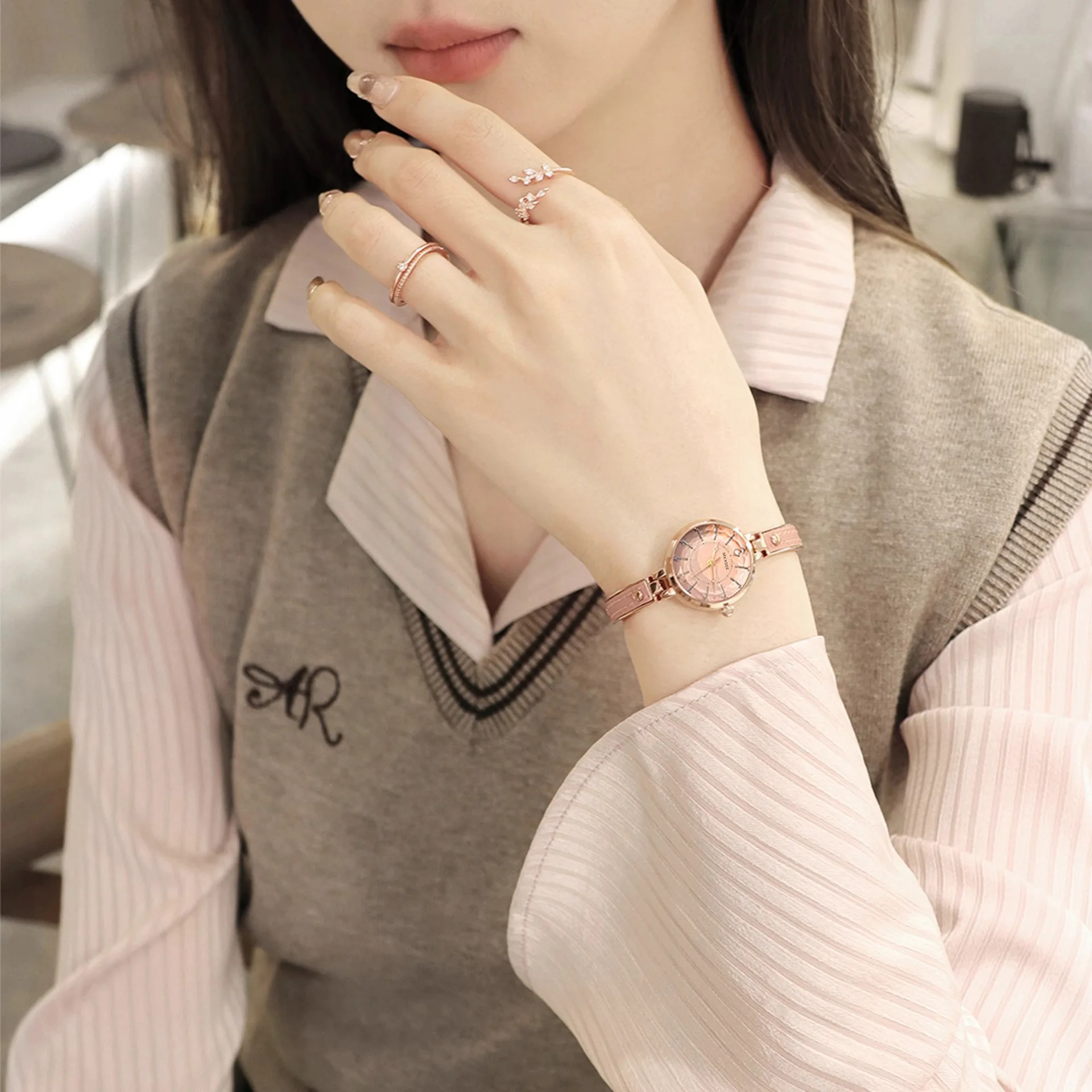 شاشة عرض أنيقة للسيدات، عرض يدوي حساس، وقت سيدة فاخرة ومهارة صغيرة، مسند ذراع نصف يد، عرض حديد