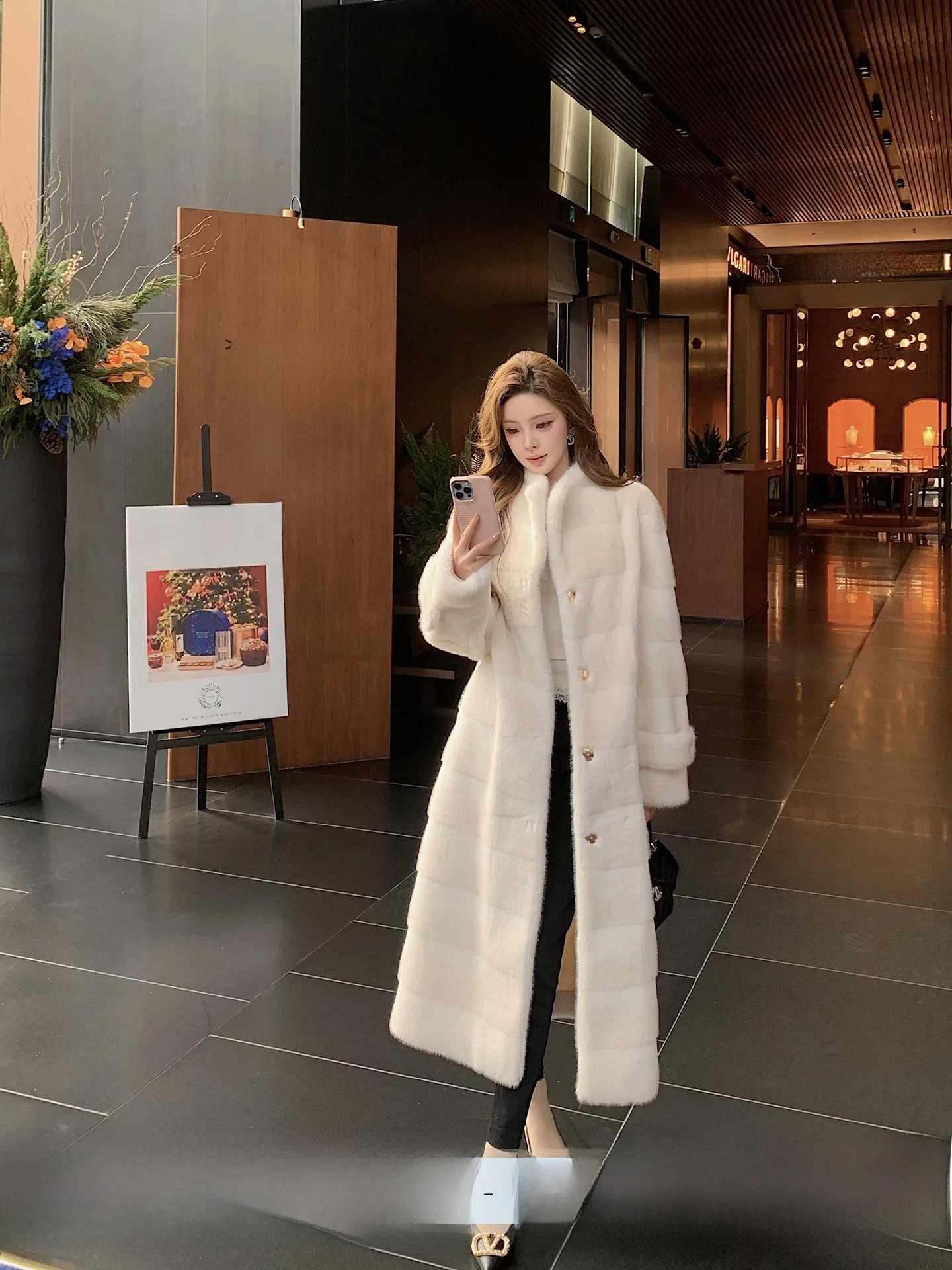 

Eco-Friendly Fur And Leather Integrated Long Coat for Women White Outerwear Casual Style Straight Cut Autumn Winter New Arrival