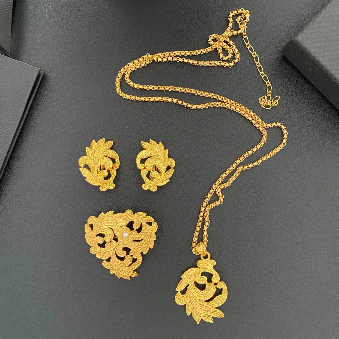 

Vintage Jewelry Designer Gold Plated Brass Relief Patterned Ear Clip Necklace Brooch Woman Luxury Accessories