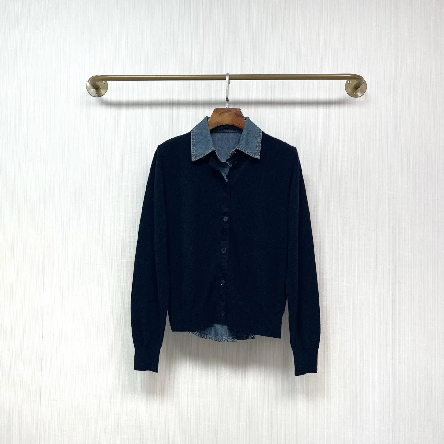 

Высококачественный новый женский джинсовый кардиган из трикотажа, имитирующий двухслойный дизайн, с круглым вырезом. ➕ Куртка-кэжуал в стиле ковбой с маленькими лацканами