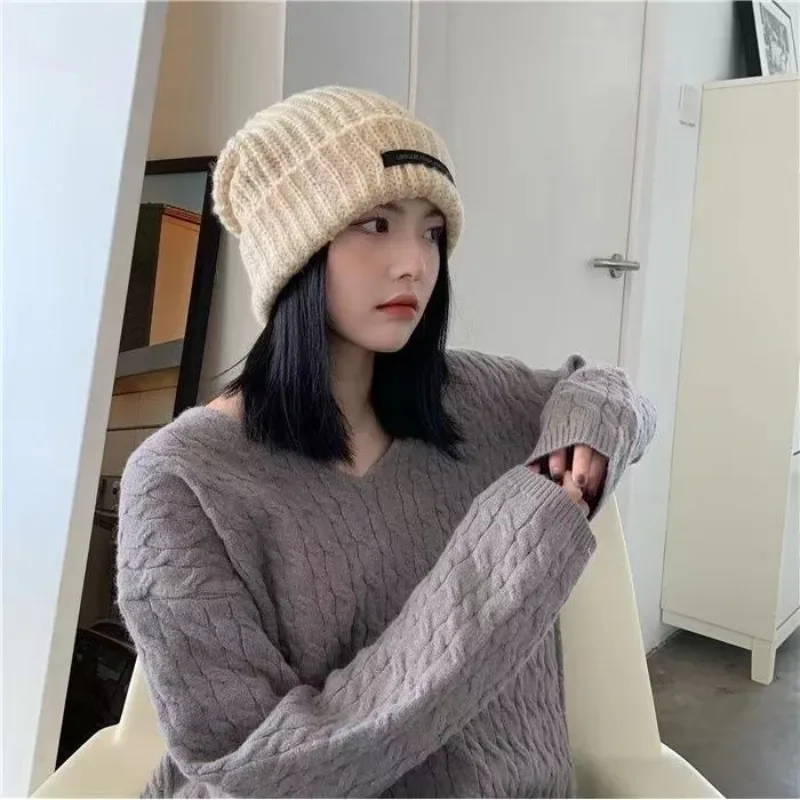 Gorro de pelúcia de cor sólida feminino chapéu de malha macia inverno engrossado orelha quente solto doce tempo frio moda headwear solução