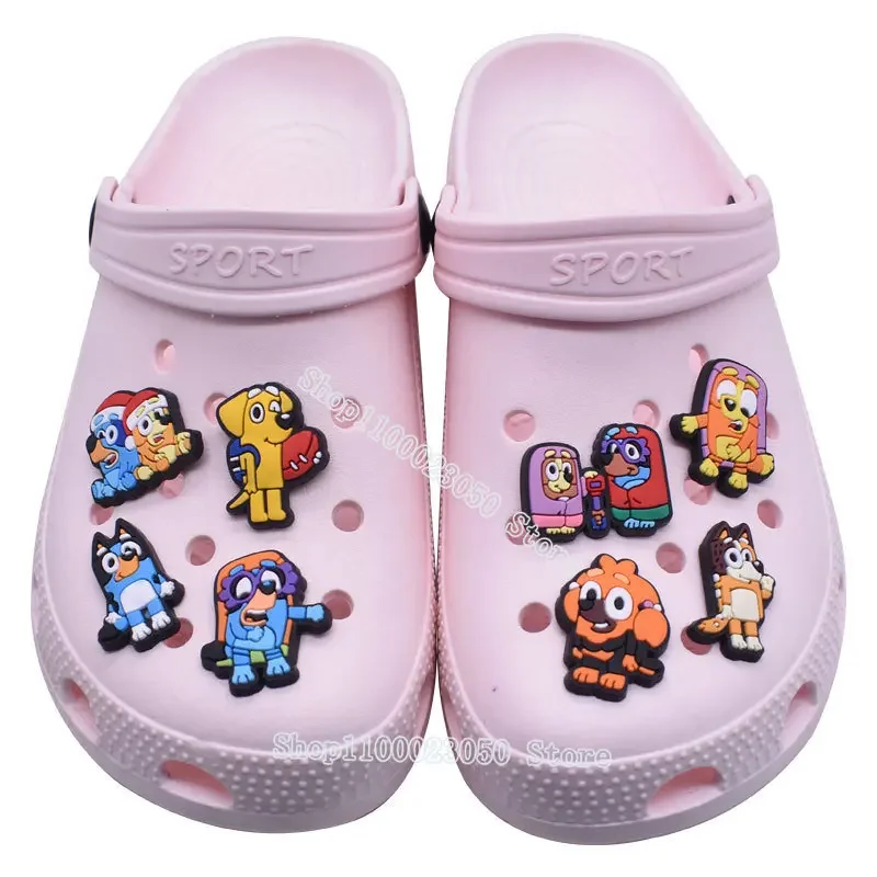 Breloques de chaussures Bluey Bingo pour enfants, sabots de construction, décoration de jardin, sandales, pantoufles de dessin animé Anime, accessoires pour enfants, cadeau de Noël