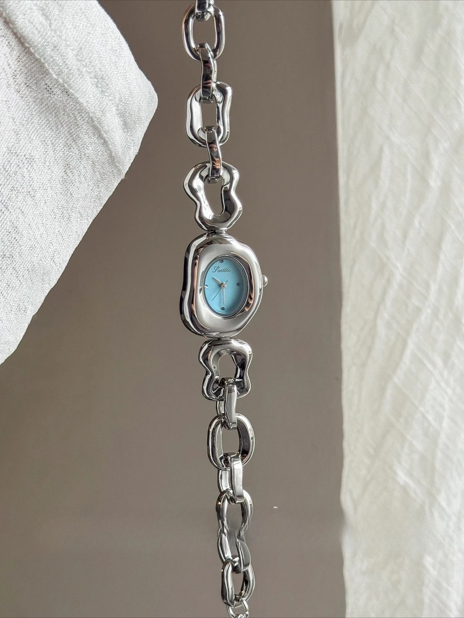 ساعة نسائية ذات شكل غير منتظم وتصميم رائع، طراز جديد 2025، ساعة نسائية فاخرة وعالية الجودة.