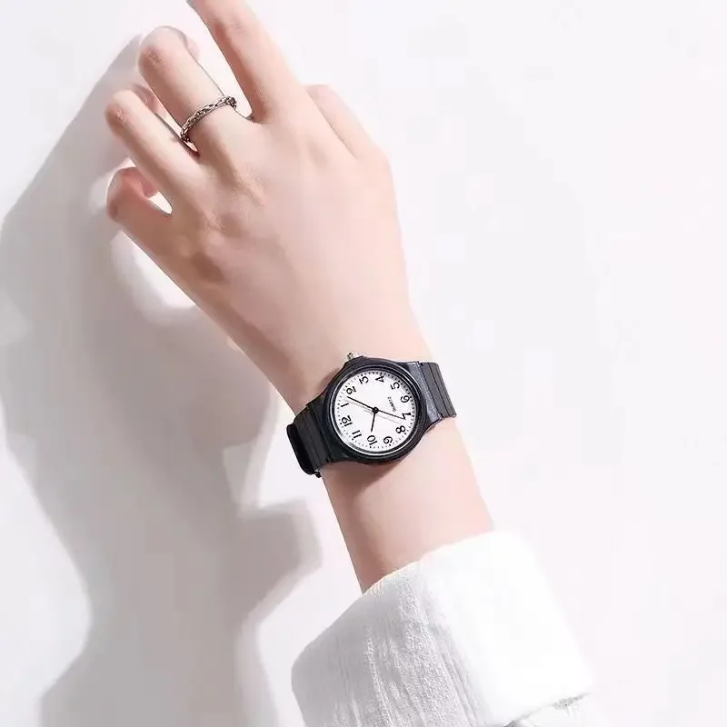 YIKAZE-reloj de cuarzo simple para mujer, pulsera minimalista con correa de silicona para estudiantes, color blanco y negro, resistente al agua