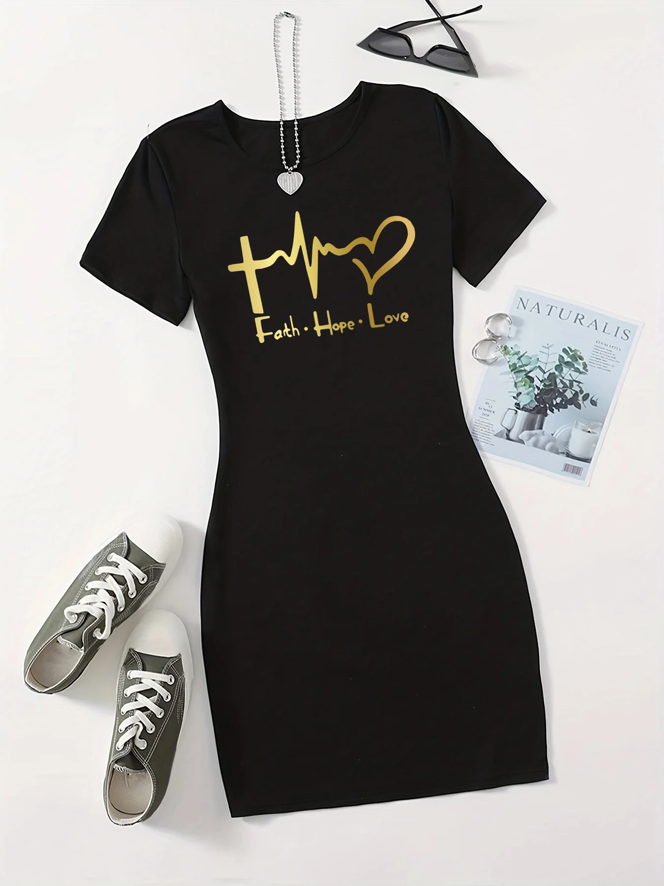 夏のレディースファッション、信仰と愛のパターンプリント、カジュアルでセクシーなスリムフィット、タイトな半袖ラウンドネックTシャツとミニスカート