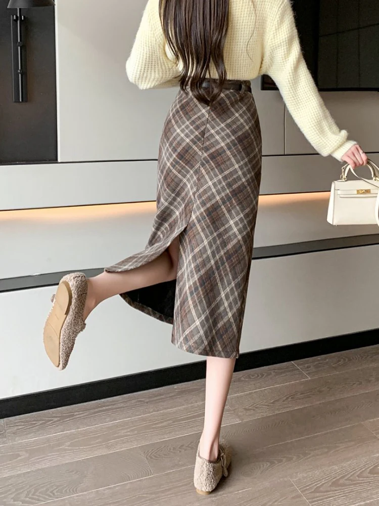 กระโปรงทรงตรงผ้าวูลลายสก็อตเอวสูงสไตล์วินเทจสำหรับผู้หญิง ฤดูใบไม้ร่วง ฤดูหนาว ลำลอง ผ่าข้าง ทรงเข้ารูป ความยาวปานกลาง พร้อมเข็มขัด