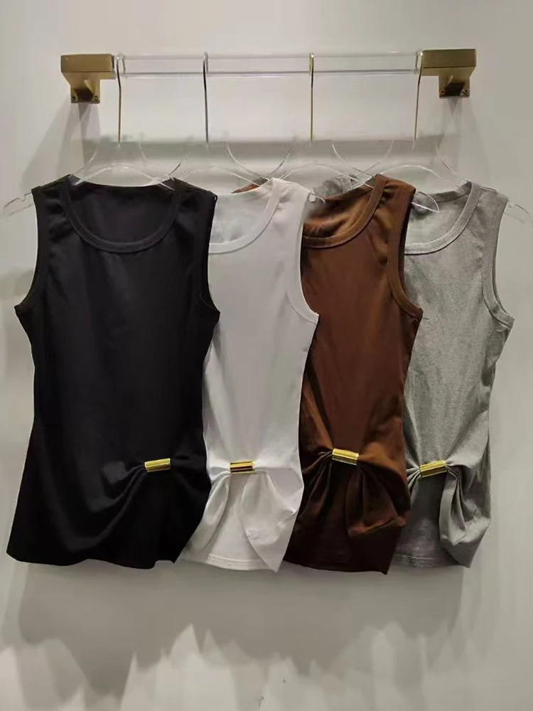 

A stylish and versatile sleeveless knitted pullover with metal buttons and twist twist for summer women's wear in 2025