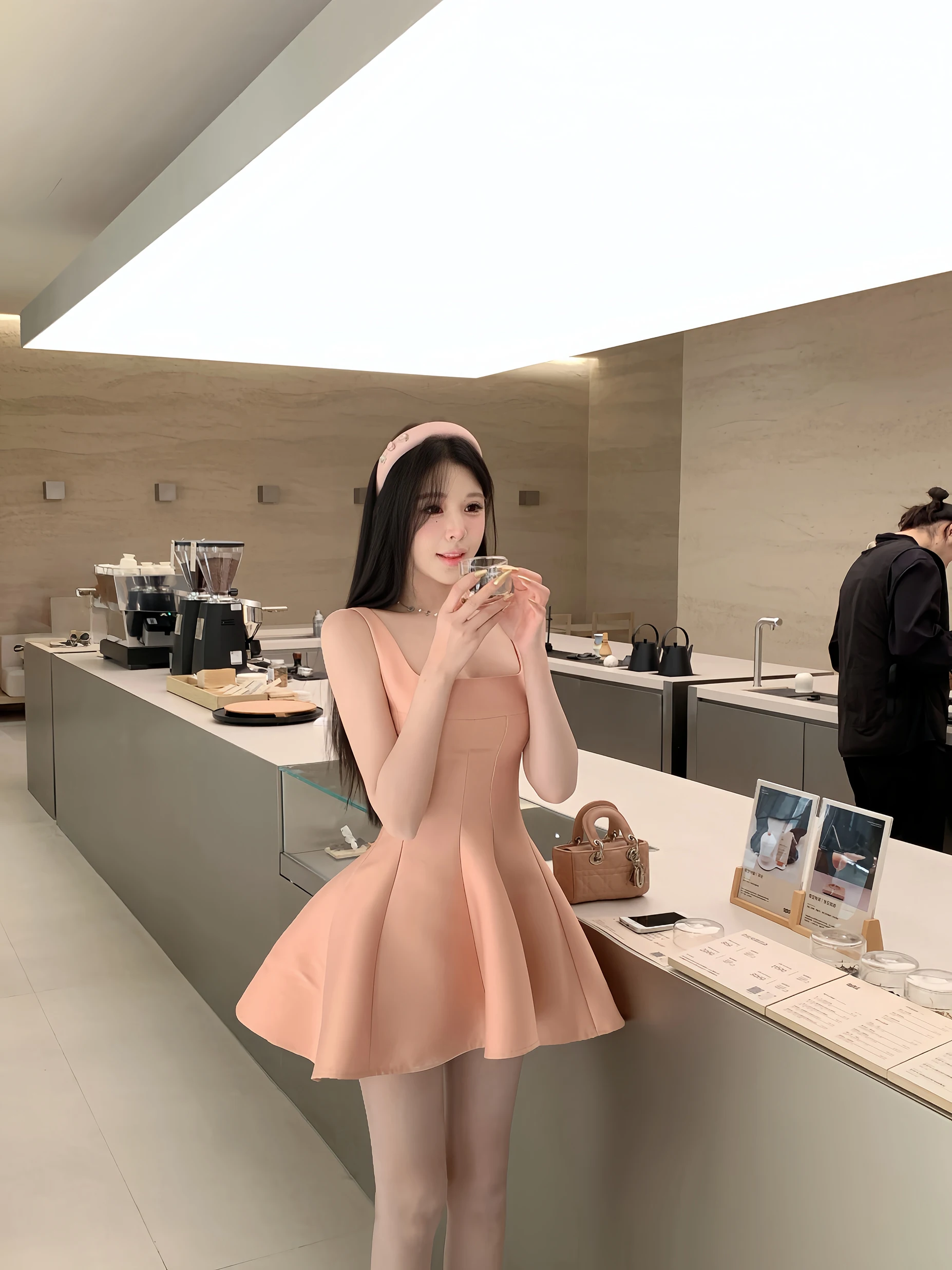 

Новинка! Женское атласное платье-жилет с дизайном «Лебедь» и юбкой А-силуэта для ранней весны. Элегантное и соблазнительное.