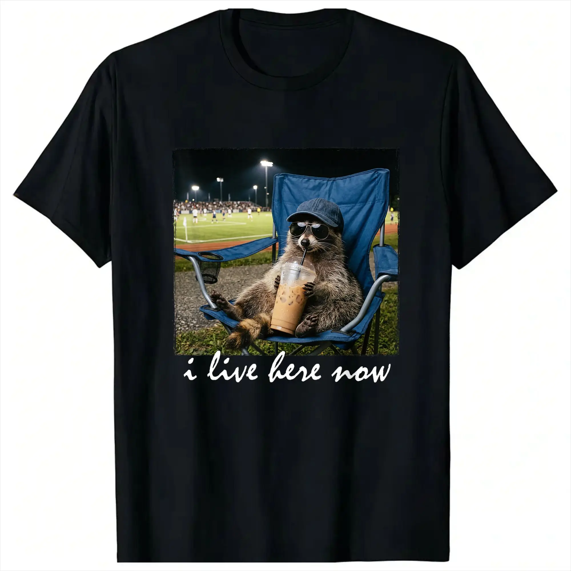 Übergroßes T-Shirt mit lustigem Waschbär auf dem Fußballfeld, ich lebe jetzt hier, beliebtes T-Shirt für Männer, Sommer-Kurzarm-T-Shirts