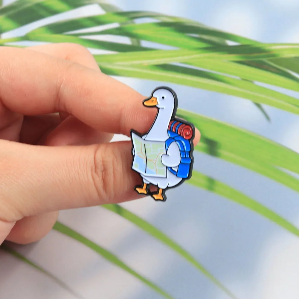 Niedliche Reisegans Emaille-Pin, Rucksack-Ente mit Karte, Brosche, Wanderabenteuer-Tier-Abzeichen, Kreativer Ansteckpin, Geschenk für Reisende – Detail 4