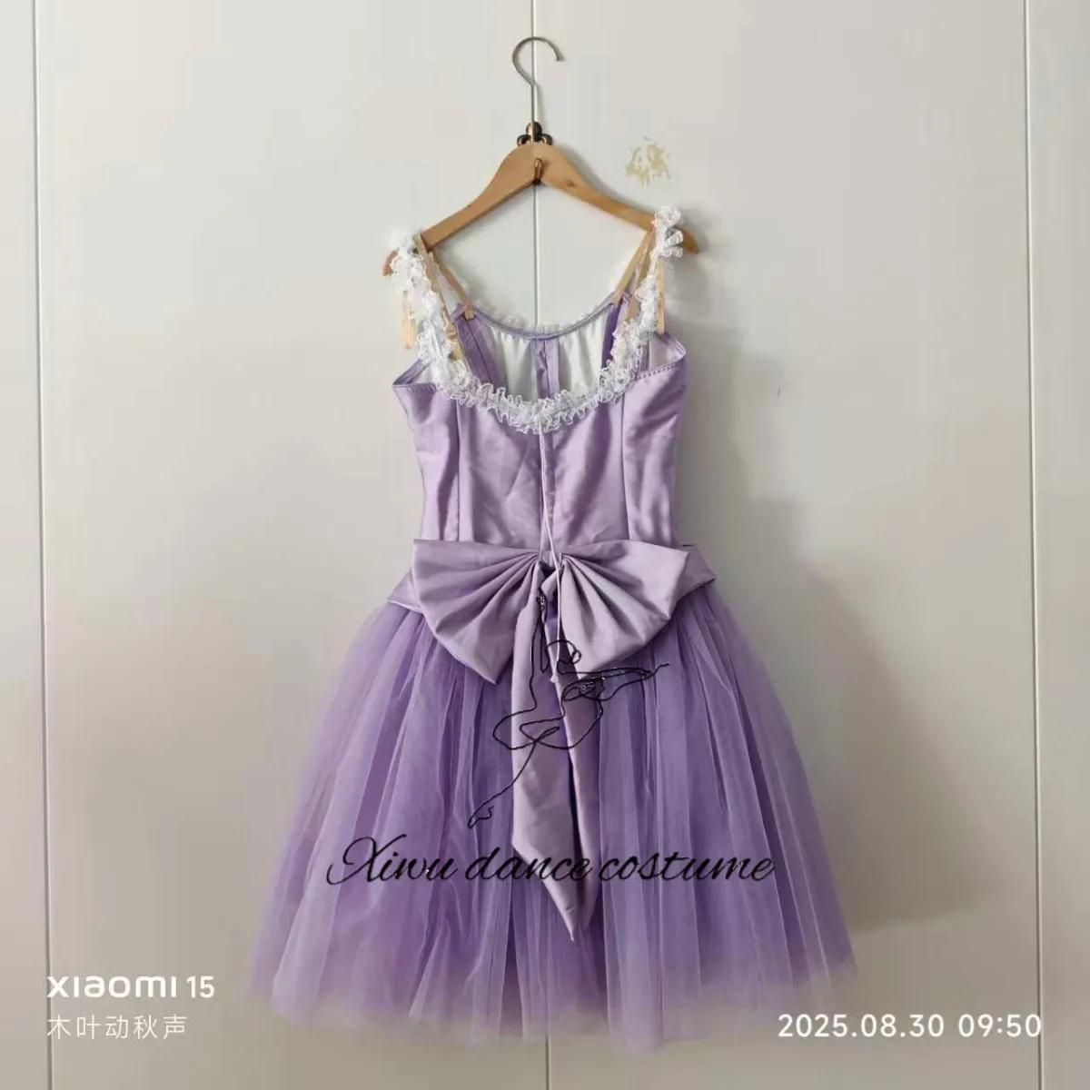   Pastelowa fioletowa sukienka baletowa z odkrytymi ramionami