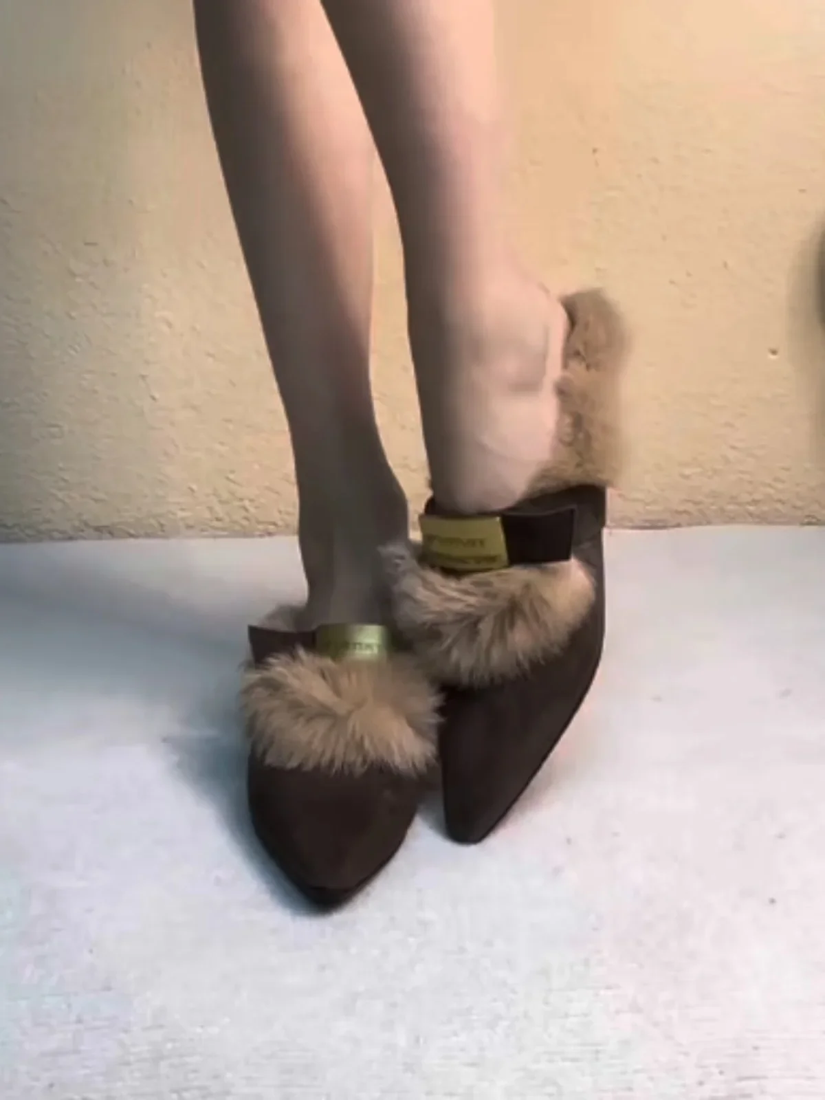 

Элегантные меховые тапочки в стиле ретро с острым носком, женские полутапочки с внутренним утеплением на меховой подкладке, корейские полутапочки с закрытым носком