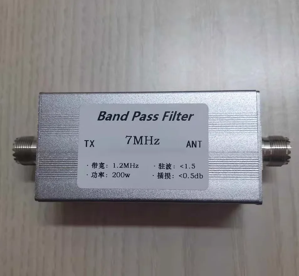 Filtr pasmowy o wysokiej izolacji, działający w zakresie częstotliwości krótkofalowych: 7 MHz, 14 MHz, 18 MHz, 21 MHz, 24 MHz, 27,5 MHz, 28 MHz. Zwiększa czułość i redukuje zakłócenia. — zdjęcie produktu 2