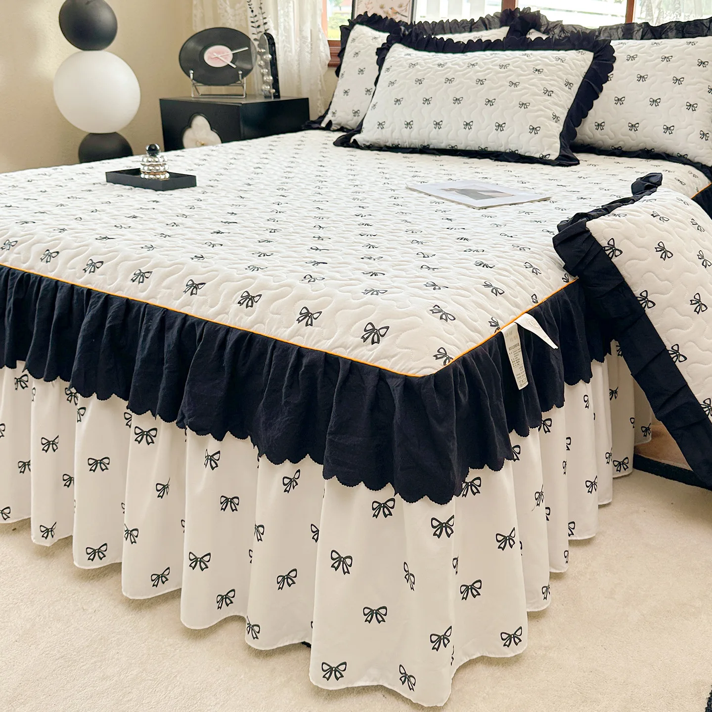 Bed Skirt Double Layer Lace Bed Skirt Ruffle, Quilted 3 Piece Bedding Sets Thickened Tie Strap Four Seasons Bedspread on The Bed