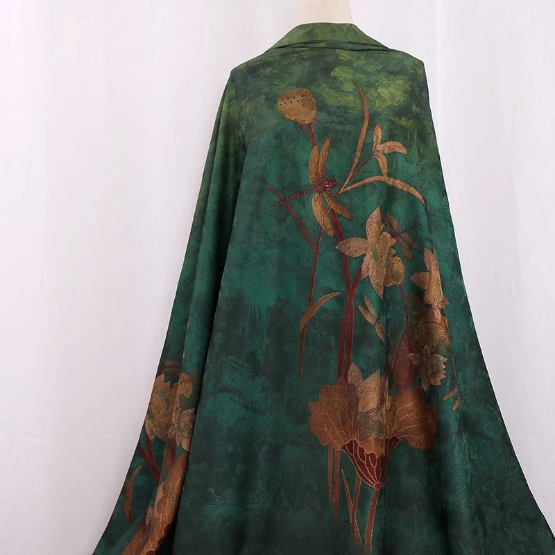 ชุดกี่เพ้าผ้ากอซลายดอกไม้สีแดงเสื้อเชิ้ตตัวเล็กวัยกลางคนและผู้สูงอายุสวมใส่พิมพ์ลาย