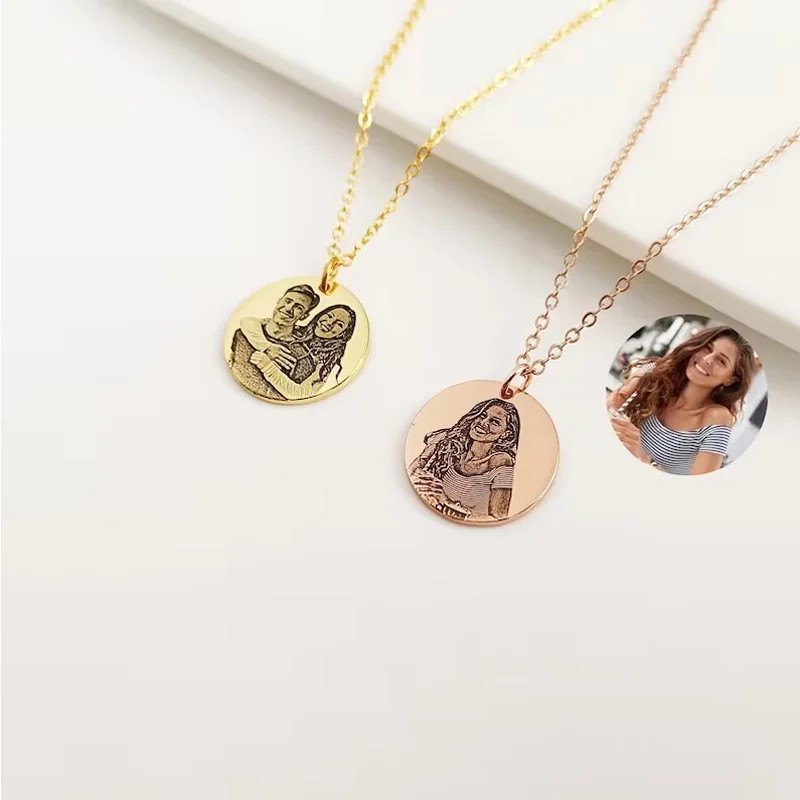 Collana con foto incisa personalizzata ciondolo commemorativo accessori di tendenza moda Vintage personalizzati per regalo di anniversario delle donne