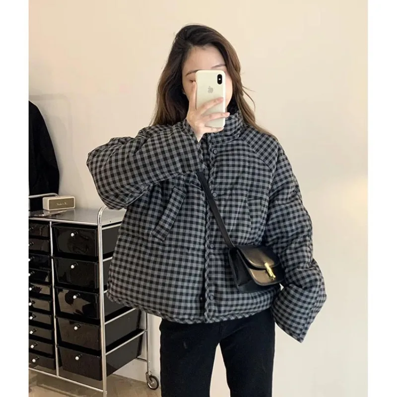 سترة نسائية قصيرة منتفخة سميكة بطة أسفل الإحساس فضفاضة تناسب معطف الشتاء كم طويل ريترو ستايل صغير الحجم ودية