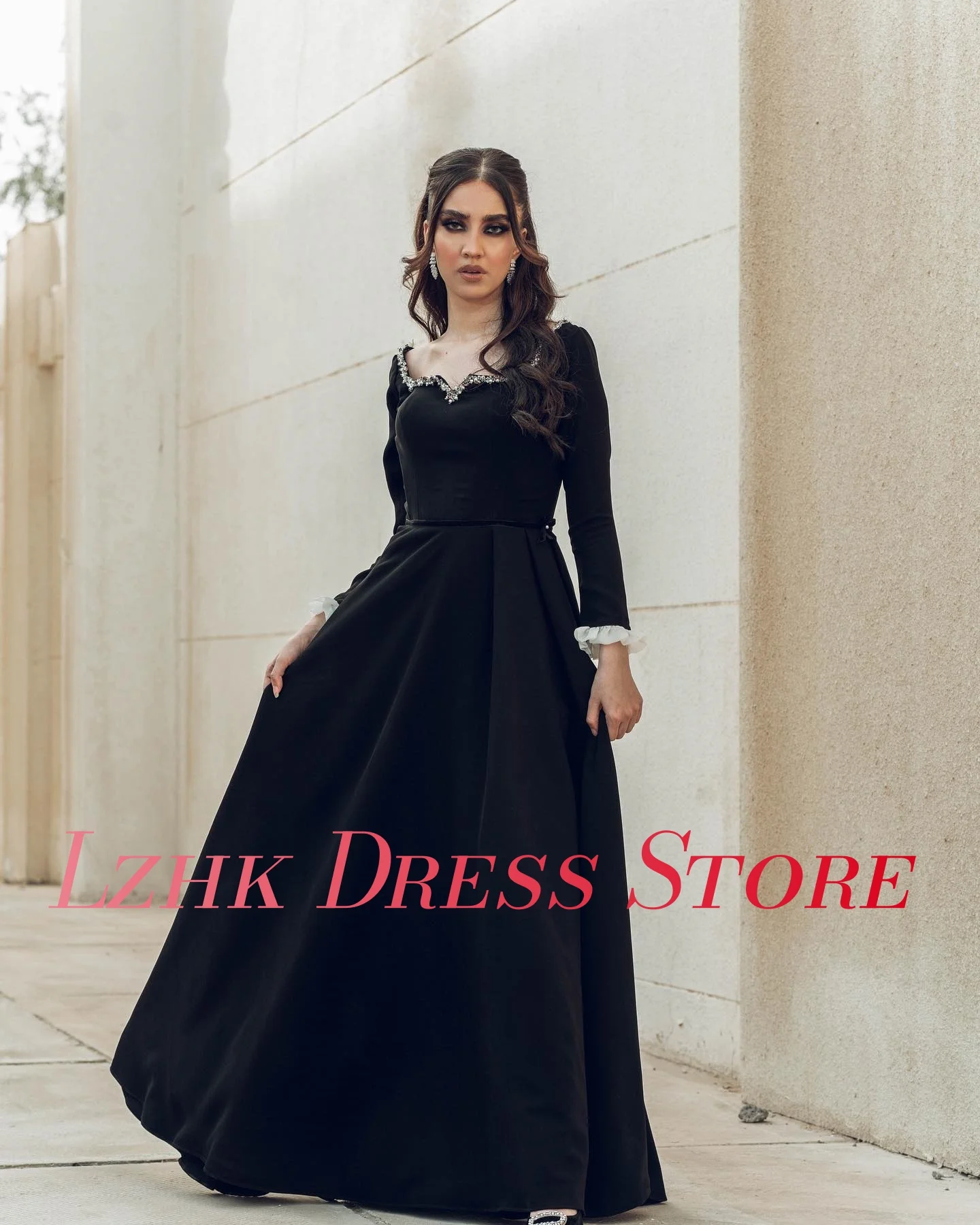 ชุดราตรีทรงเอไลน์ประดับเลื่อมลูกปัดระบายแขนยาวแบบสั่งตัดพิเศษ ดีไซน์หรูหราสง่างาม ยาวกรอมพื้น เหมาะสำหรับงานพรอม