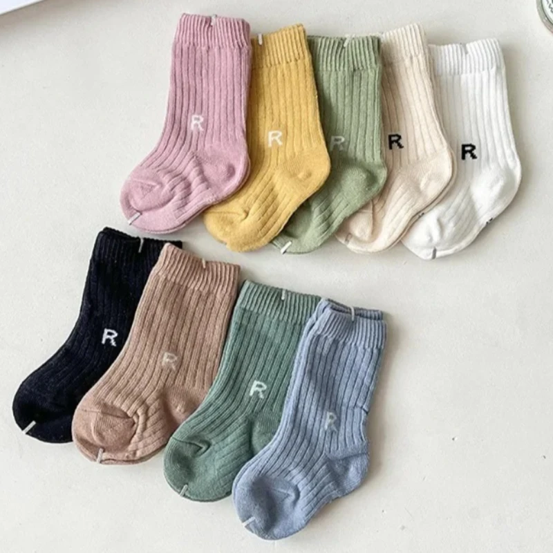 

Весенне-осенние детские школьные носки в корейском стиле, простые белые и черные короткие носки с буквой R для малышей, мальчиков и девочек, хлопковые носки в полоску
