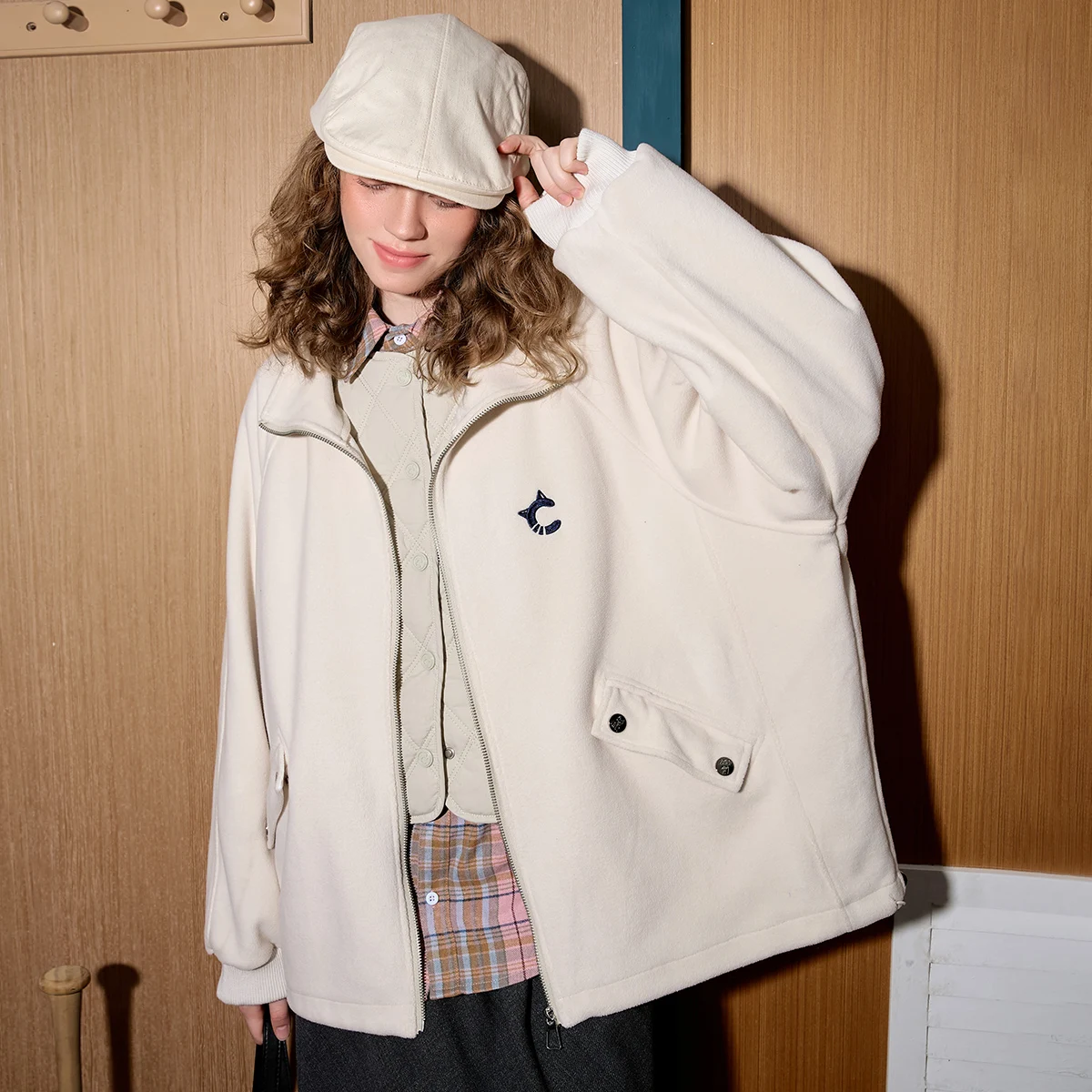 سترة نسائية ربيعية مطرزة لعام 2025 سترة أمريكية عتيقة مفتوحة من الأمام من القطيفة تيدي من الصوف سترة مريحة كبيرة الحجم