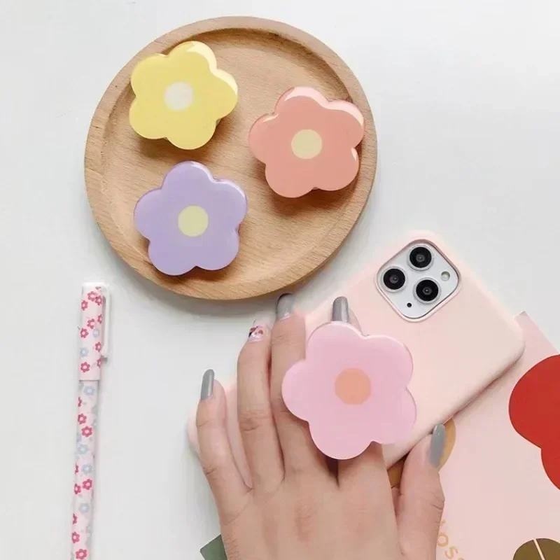 Suitable for foldable smartphone holder with small flower design and expandable finger grip
