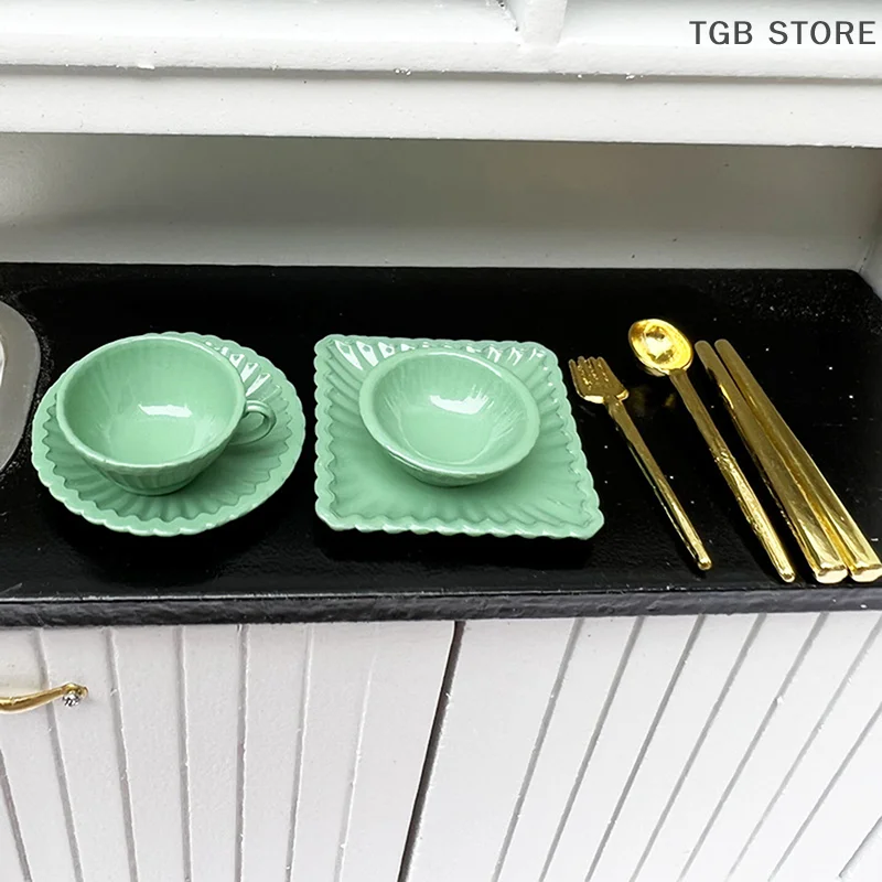 7 pz/set 1:12 Piatti In Miniatura Tazze di Caffè Coltelli Forchette Cucchiai In Miniatura Giochi Di Imitazione Cucina Giocattolo Casa Delle Bambole Accessori