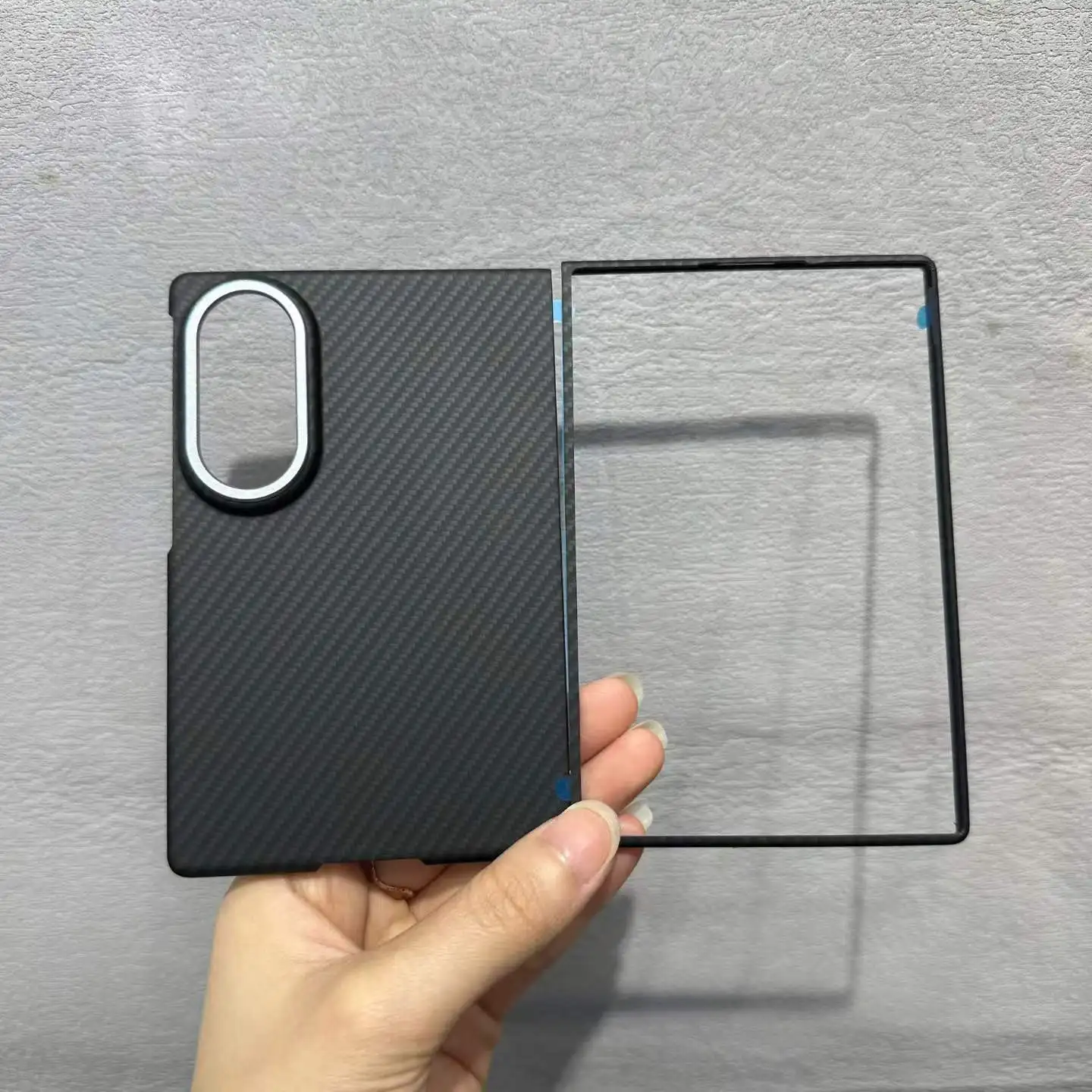 Hochwertige magnetische 1500D Carbonfaser-Muster-PC-Hülle für Samsung Galaxy Z Fold 8 mit Kevlar-Haptik und kabelloser Ladefunktion